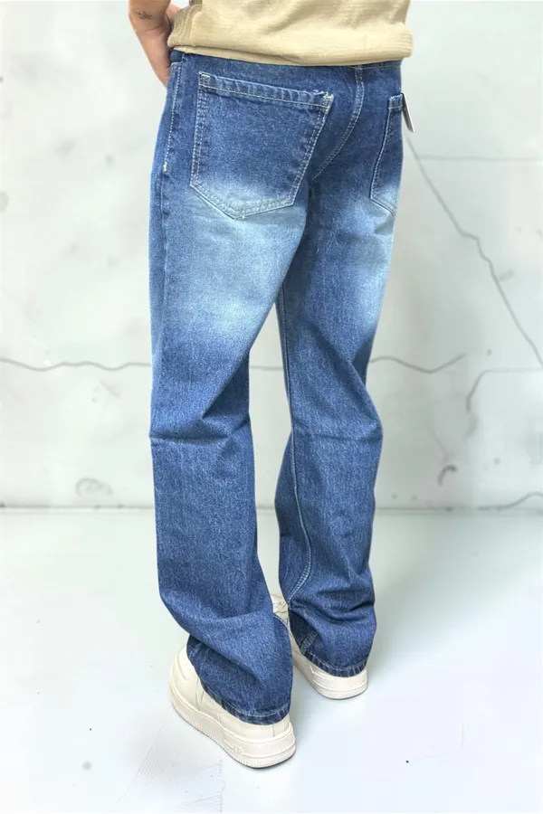 Straight_fit_jeans_light_blue_wash