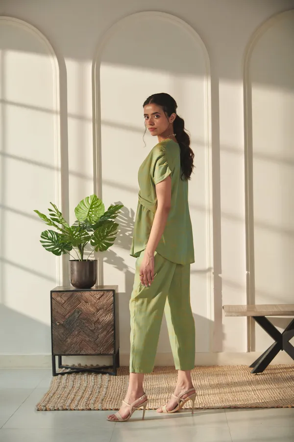 Ekvaa_Olive_Green_Rayon_Premium_&_Elegant_Solid_Co-Ord_Set_For_Women