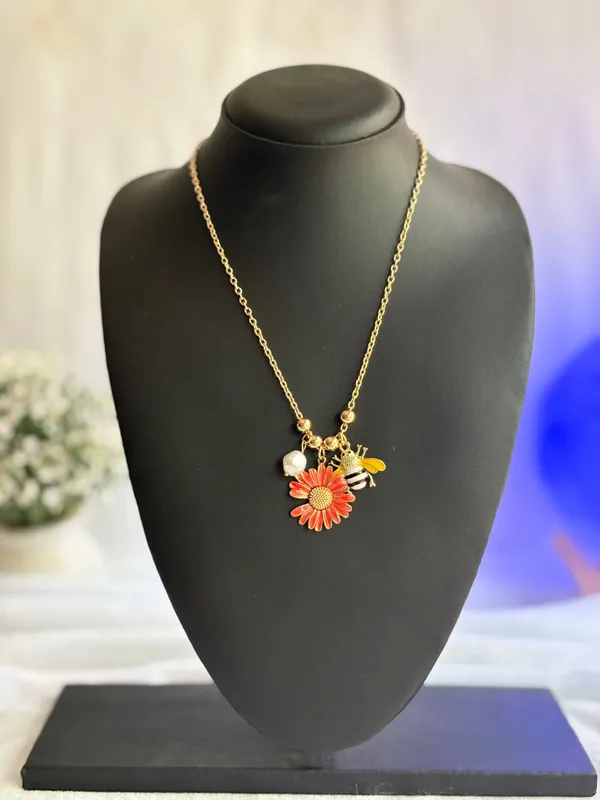 Red_Daisy_&_Bee_Premium_18K_Gold_Plated_&_Waterproof_&_Anti-Tarnish_Pendant_Necklace