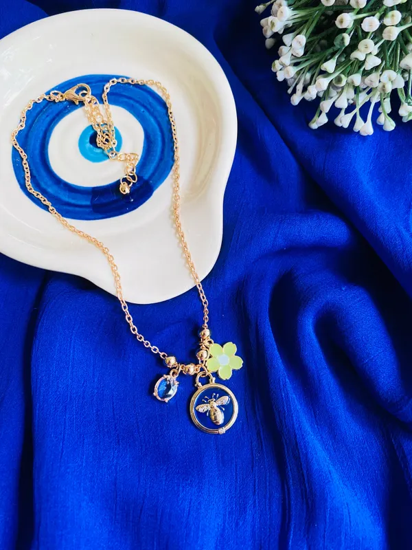 Gold_Bee_Blossom_18K_Plated_&_Waterproof_&_Anti-Tarnish_Pendant_Necklace