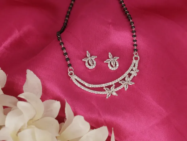 White_Traditional_Mangalsutra_With_Earrings