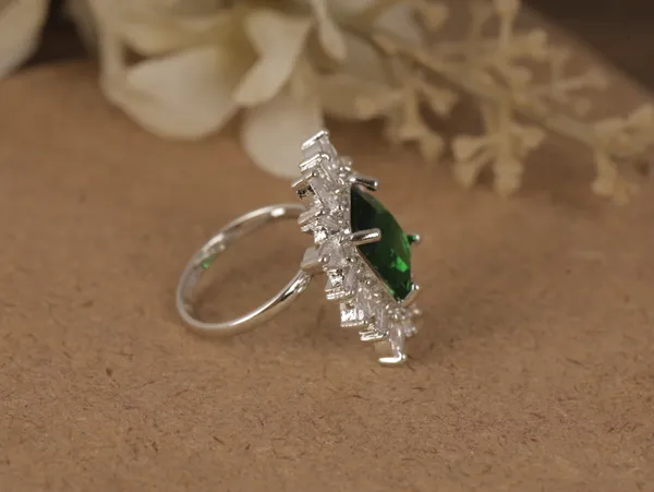 Green_Stylish_Design_Metal_Diamond_Ring