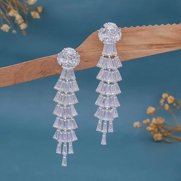Silver_Elegant_Crystal_Statement_Earrings_With_Cascading_Tiered_Design,Lustrous_Clear_Metal_Earrings_Set