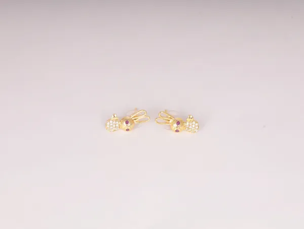 Gold_Alloy_Stud_Earrings_For_Women