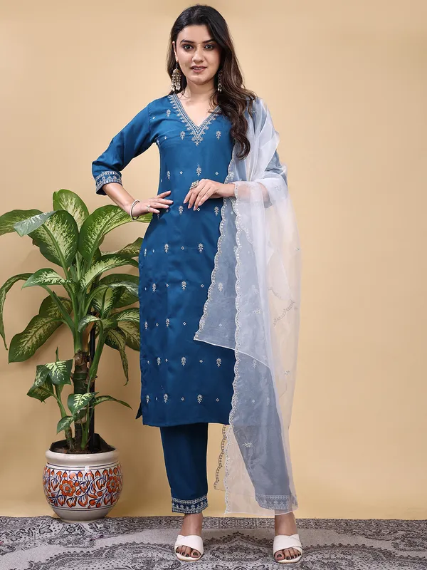 MORPEACH_Trendy_Straight_Kurta_Pant_Set_with_Designer_Dupatta