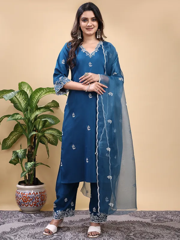 Morpeach_Embroidered_Kurta_Set_with_Matching_Pant_and_Dupatta