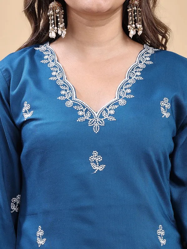 Morpeach_Embroidered_Kurta_Set_with_Matching_Pant_and_Dupatta