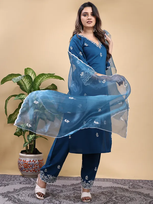 Morpeach_Embroidered_Kurta_Set_with_Matching_Pant_and_Dupatta