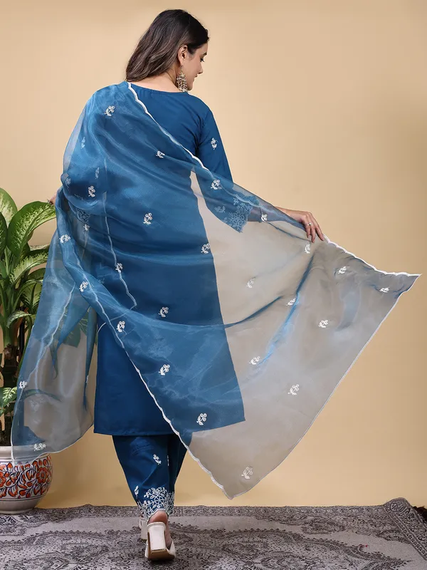 Morpeach_Embroidered_Kurta_Set_with_Matching_Pant_and_Dupatta