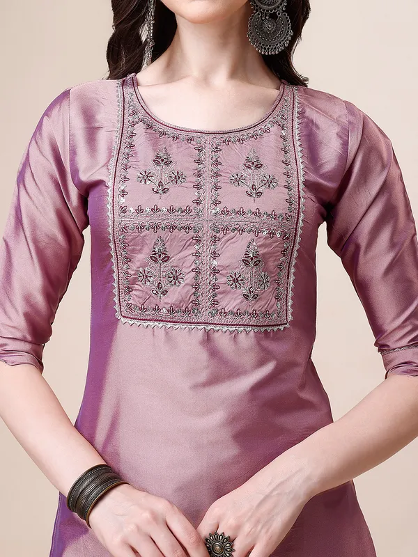 Peach_Elegant_Embroidered_Kurta_Set_with_Straight_Pants