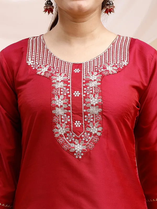 Rani_Embroidered_Straight_Kurta_Set_with_Floral_Printed_Dupatta