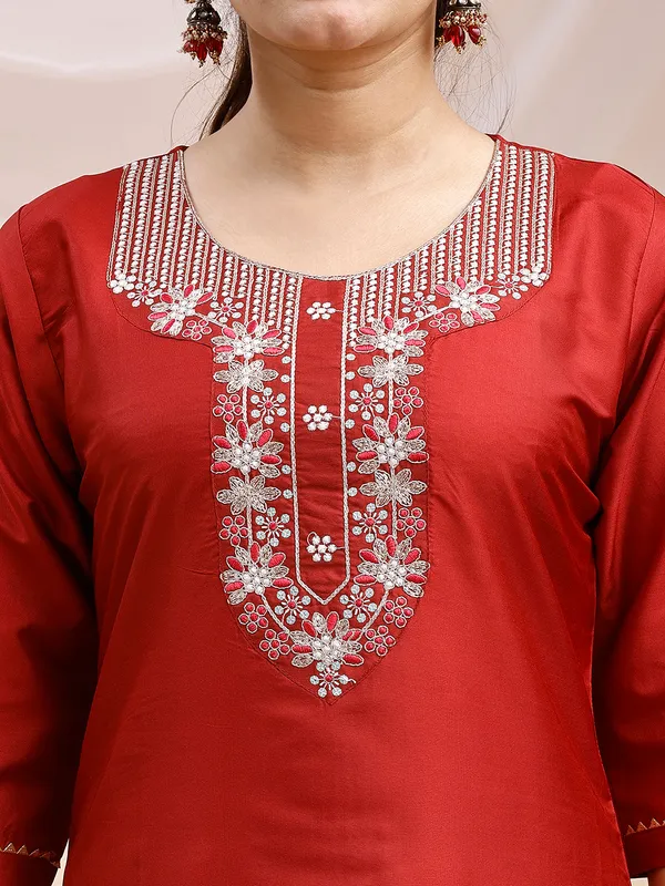 Red_Embroidered_Straight_Kurta_Set_with_Floral_Printed_Dupatta
