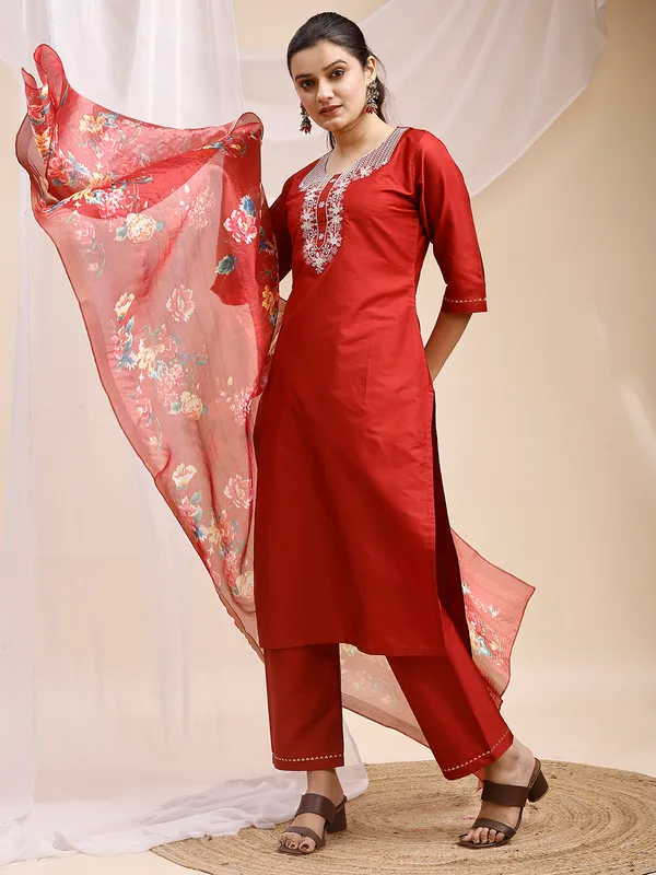 Red_Embroidered_Straight_Kurta_Set_with_Floral_Printed_Dupatta