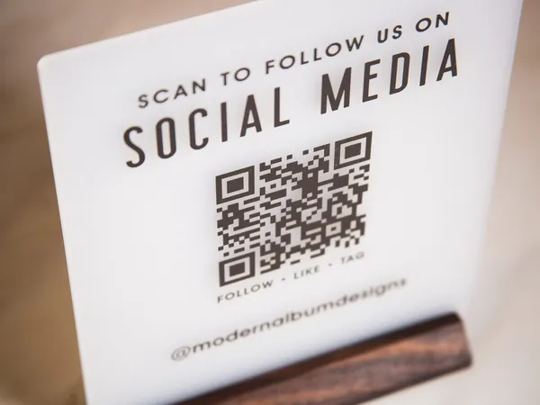 Multicolor_Metal_Qr_Code_Social_Media_Sign_With_Metal_Stand_For_Gifting