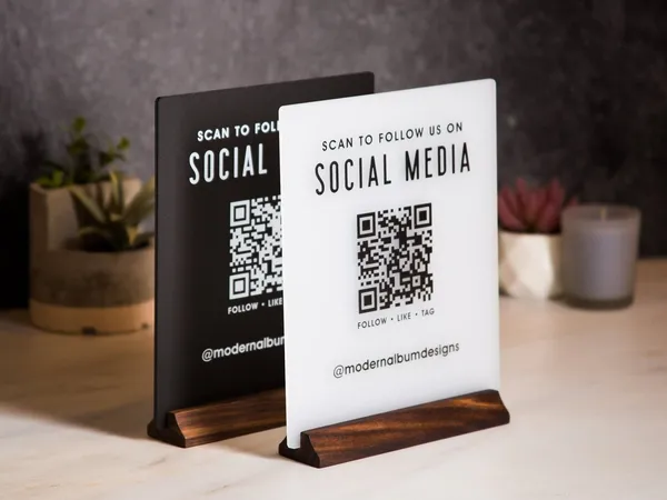 Multicolor_Metal_Qr_Code_Social_Media_Sign_With_Metal_Stand_For_Gifting