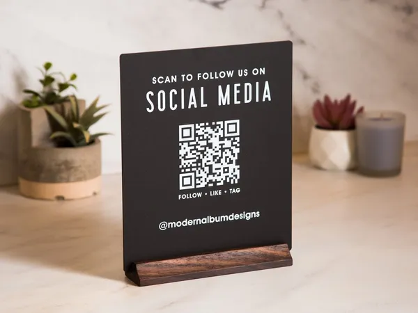 Multicolor_Metal_Qr_Code_Social_Media_Sign_With_Metal_Stand_For_Gifting