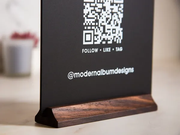 Multicolor_Metal_Qr_Code_Social_Media_Sign_With_Metal_Stand_For_Gifting
