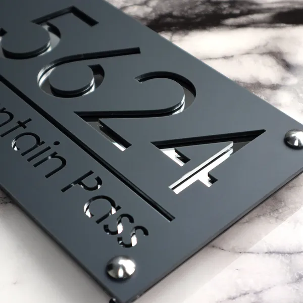 Multicolor_Metal_House_Wall_Plaques_For_Gifting