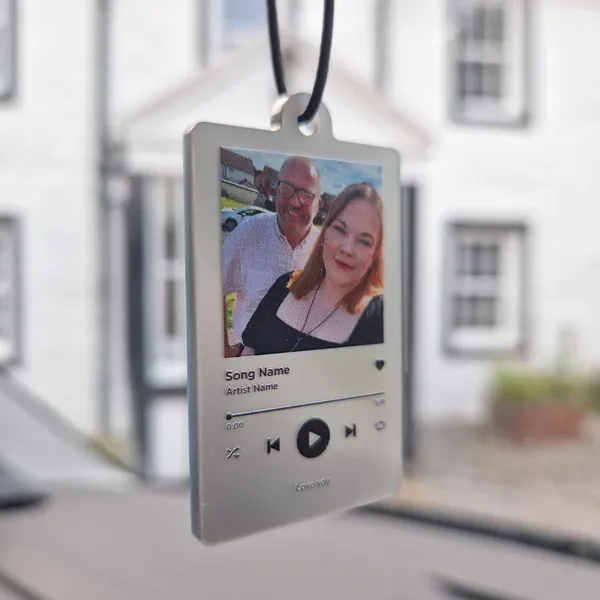 Multicolor_Metal_Personalised_Music_Photo_Ornament_Hanging_Car_Polaroid_For_Gifting