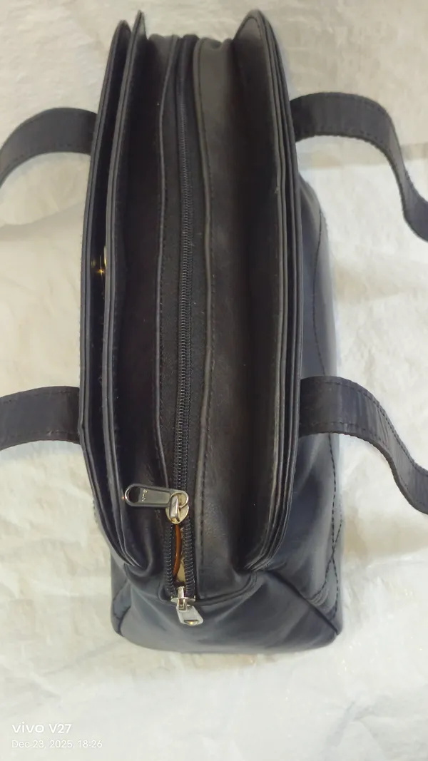Jet_Black_Pure_Leather_Hand_Bag_For_Women