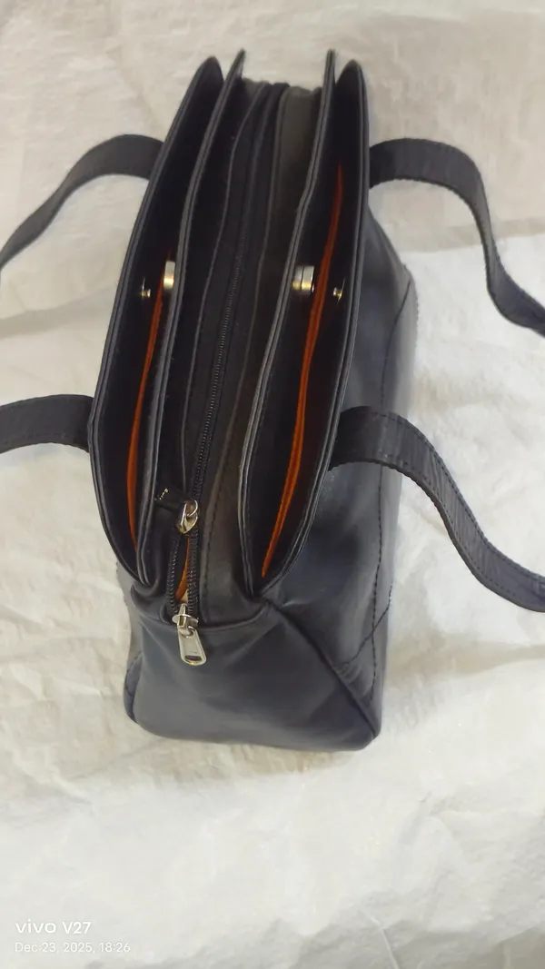 Jet_Black_Pure_Leather_Hand_Bag_For_Women