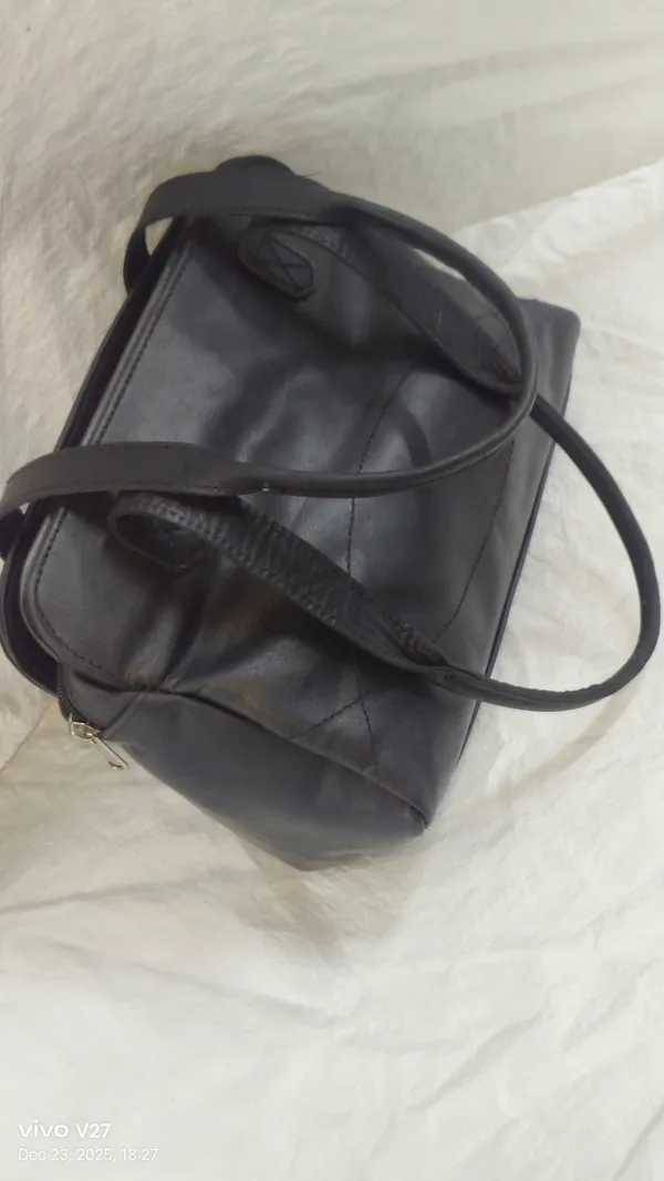 Jet_Black_Pure_Leather_Hand_Bag_For_Women