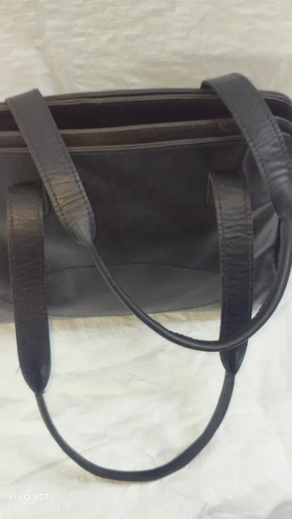 Jet_Black_Pure_Leather_Hand_Bag_For_Women