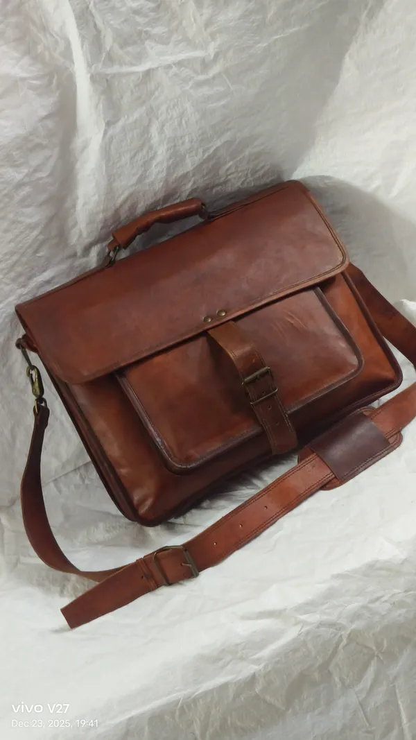 Antique_Brown_Top_Grain_Leather_Messenger_Bag_For_Unisex