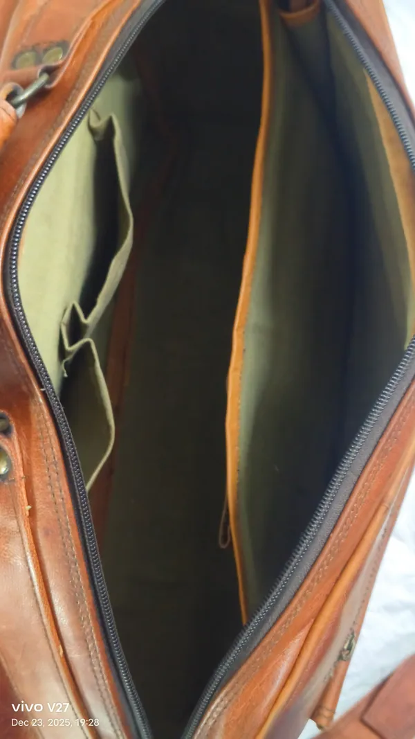 Brown_Genuine_Hunter_Leather_Distressed_Finish_Messenger_Bag_For_Unisex