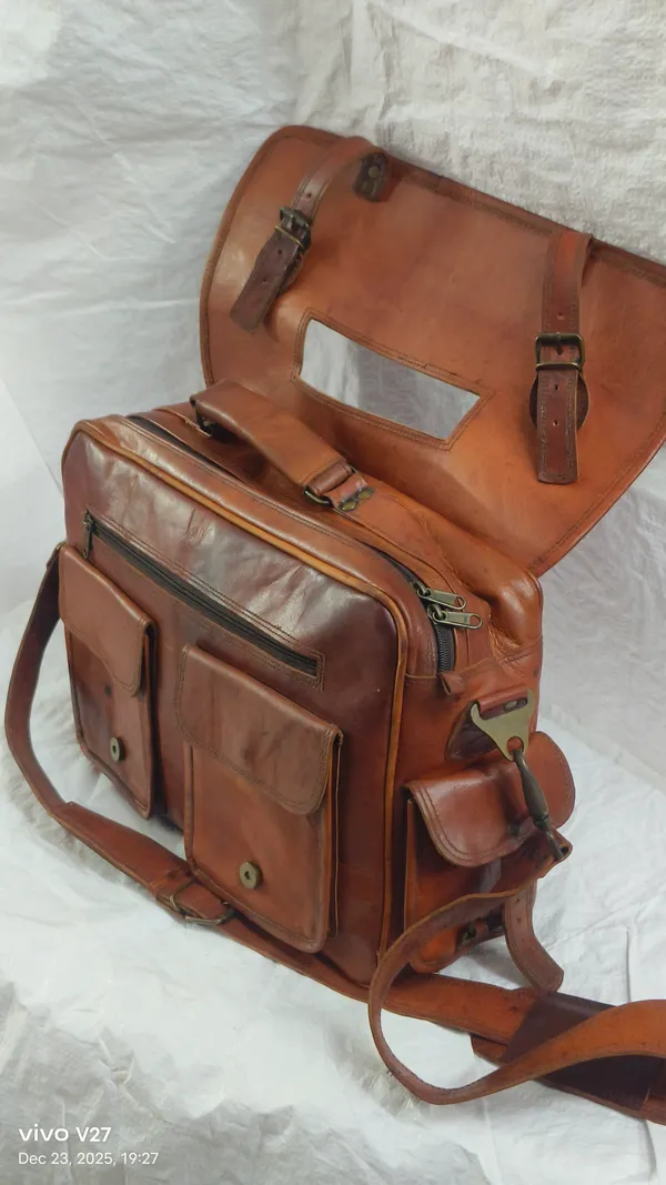 Brown_Genuine_Hunter_Leather_Distressed_Finish_Messenger_Bag_For_Unisex