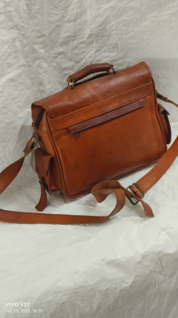 Brown_Genuine_Hunter_Leather_Distressed_Finish_Messenger_Bag_For_Unisex