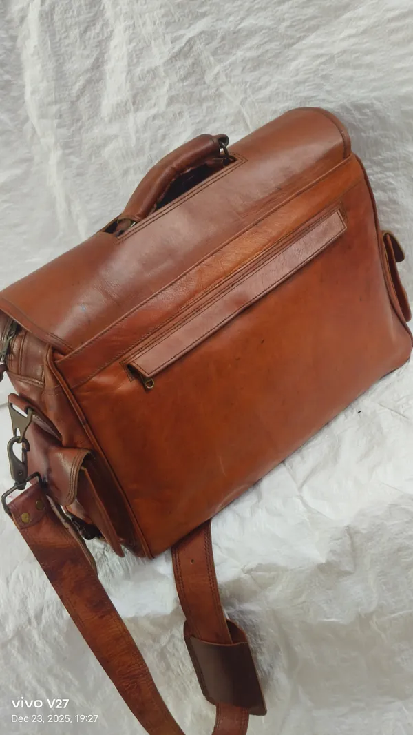 Brown_Genuine_Hunter_Leather_Distressed_Finish_Messenger_Bag_For_Unisex