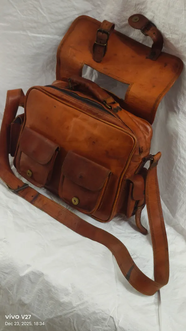 Brown_Genuine_Hunter_Leather_Distressed_Finish_Messenger_Bag_For_Unisex