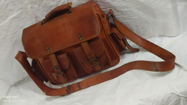 Brown_Genuine_Hunter_Leather_Distressed_Finish_Messenger_Bag_For_Unisex