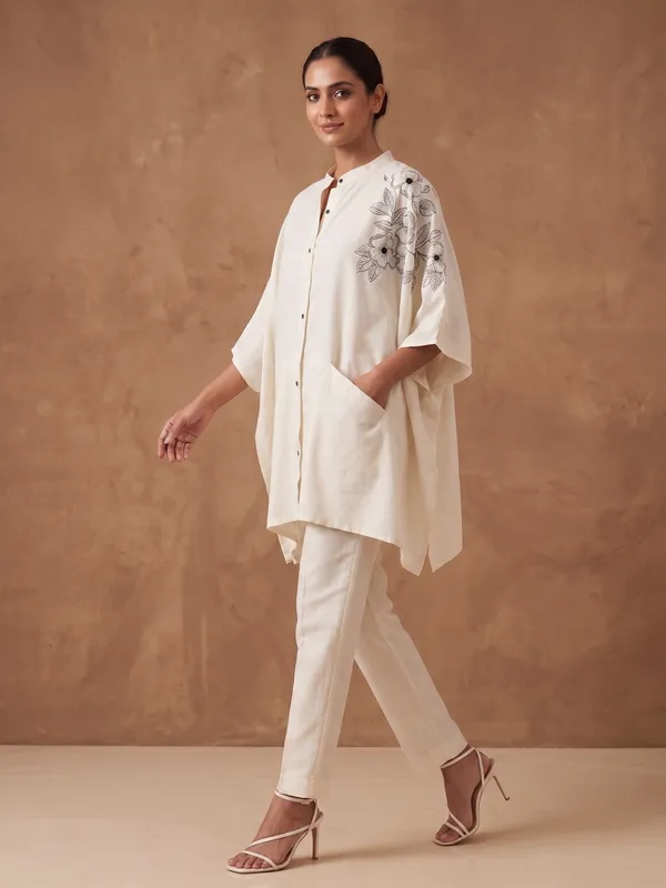 Beige_kaftan_shirt_with_hand_paint