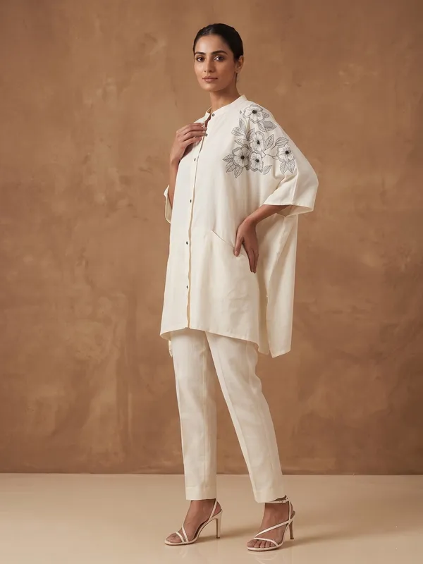 Beige_kaftan_shirt_with_hand_paint