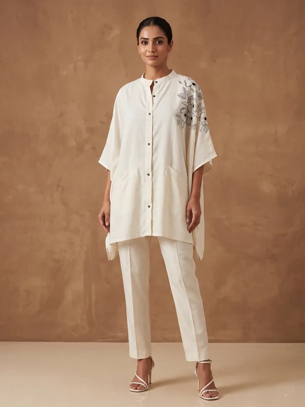 Beige_kaftan_shirt_with_hand_paint