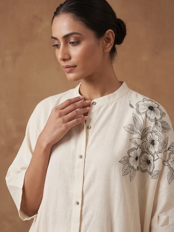 Beige_kaftan_shirt_with_hand_paint