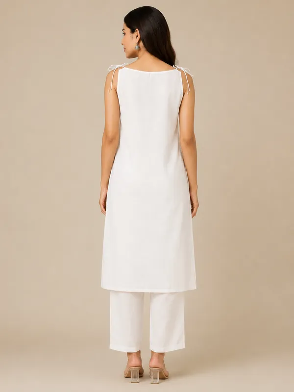 Women’s_White_Floral_Kurta_Pant_Set