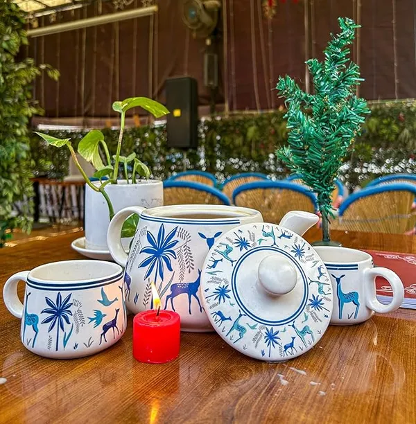 Blue_Printed_Mat_Finish_Deer_Tea_&_Kettle_Set_-_6_Ceramic_Tea_Cups,_1_Kettle_Pack_Of_7