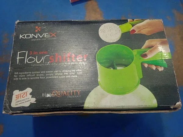 Green_Stainless_Steel,_Plastic_Flour_Shifter
