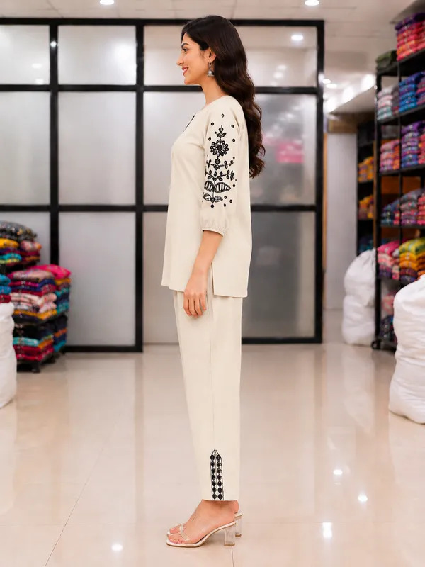 Women_Cream_Embroidered_Kurta_with_Straight_Pants_Co-Ord_Set
