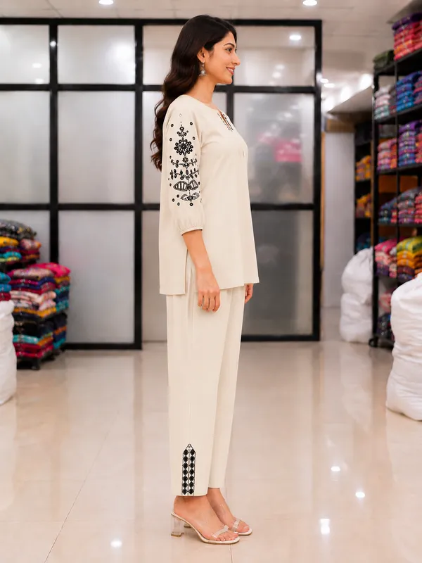 Women_Cream_Embroidered_Kurta_with_Straight_Pants_Co-Ord_Set