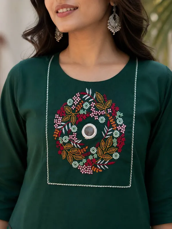Women's_Elegant_Green_Embroidered_Kurta_Pant_Set
