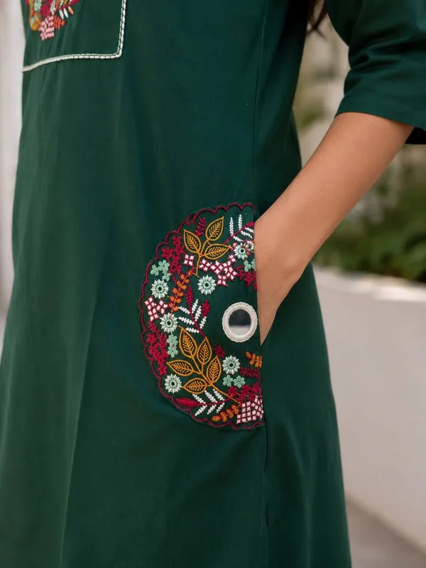 Women's_Elegant_Green_Embroidered_Kurta_Pant_Set