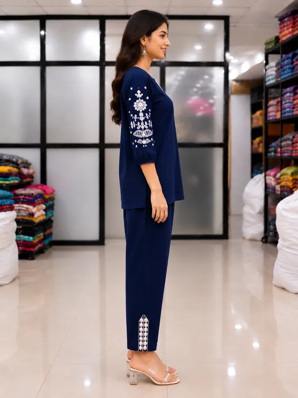 Women_Navy_Blue_Embroidered_Kurta_with_Straight_Pants_Co-Ord_Set