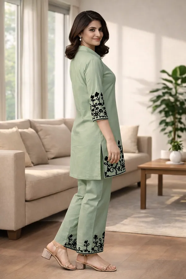 Aadyapi_Elegant_Green_Floral_Embroidered_Kurta_Set