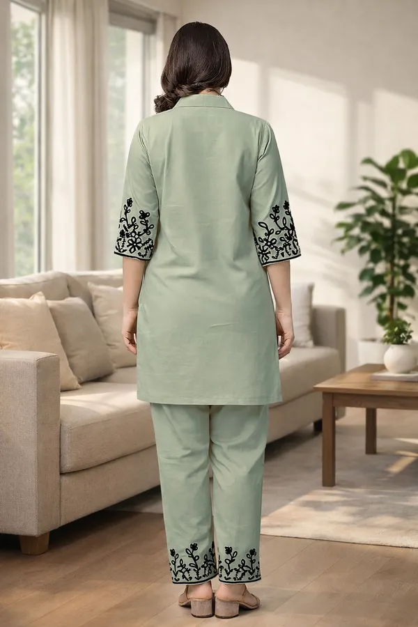 Aadyapi_Elegant_Green_Floral_Embroidered_Kurta_Set