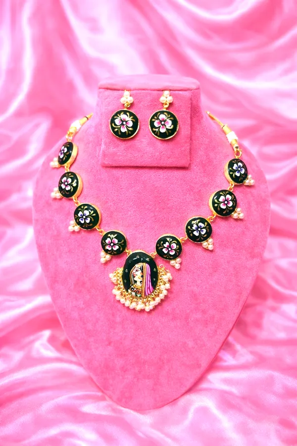 Multicolor_Brass_Kundan_Pearl_Necklace_Set_For_Women