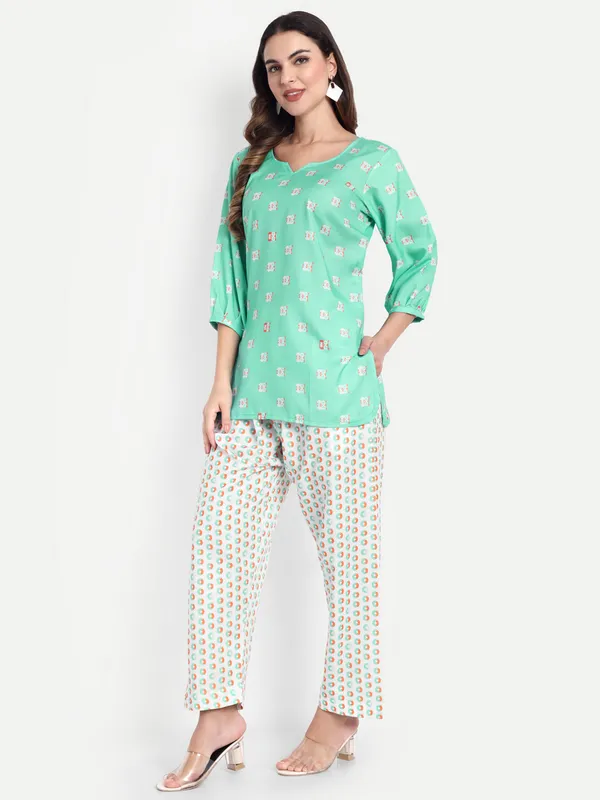 Green_And_White_Cotton_Premium_&_Elegant_Co-Ord_Set_For_Women